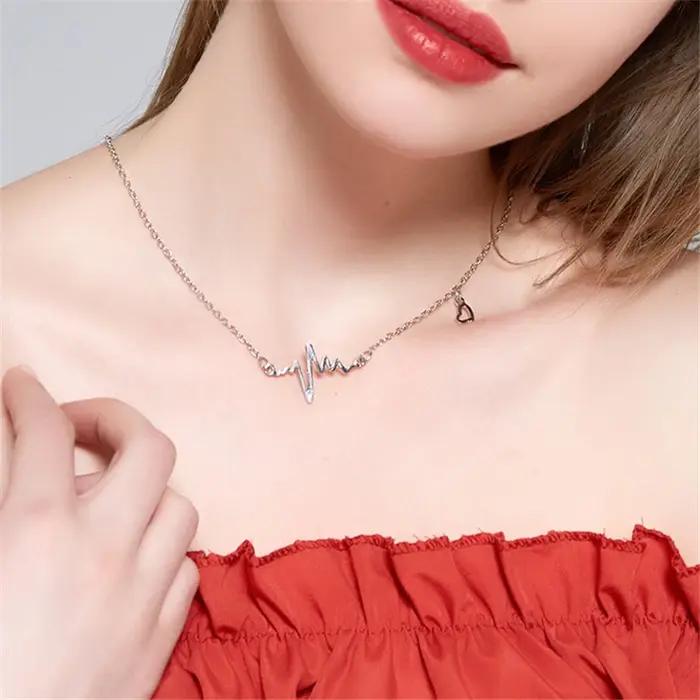 Vintage petit coeur collier pour femmes chaîne courte