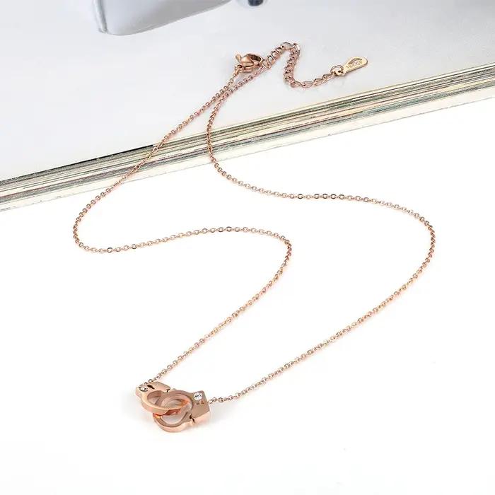 Nouvel Arrivage Collier Pendentif Femme en Acier Titane de Haute Qualité avec Motif Menottes et Cristaux Incrustés