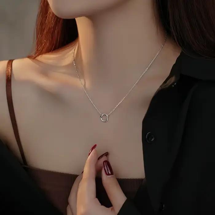 Colliers ronds en strass pour femmes, exquis et Simple, motif torsadé Mobius, cadeau, bijoux en argent Sterling 925, chaîne de clavicule de fête
