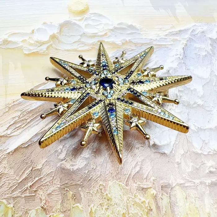 Broche plaquée or étoile royale colorée