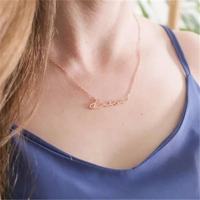 Collier Personnalisé en Acier Inoxydable Ras du Cou Doré avec Motif Lettre Pour Femmes et Hommes Occasions Spéciales Cadeau Unique