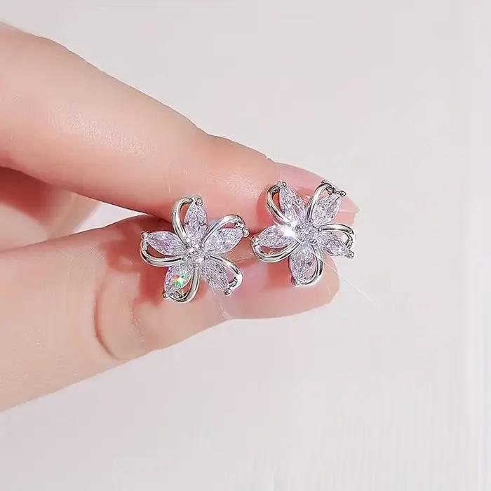 Boucles d'oreilles à clous en cristal dorées pour femmes style moderne délicat bijoux esthétiques occasions spéciales subtilité et élégance