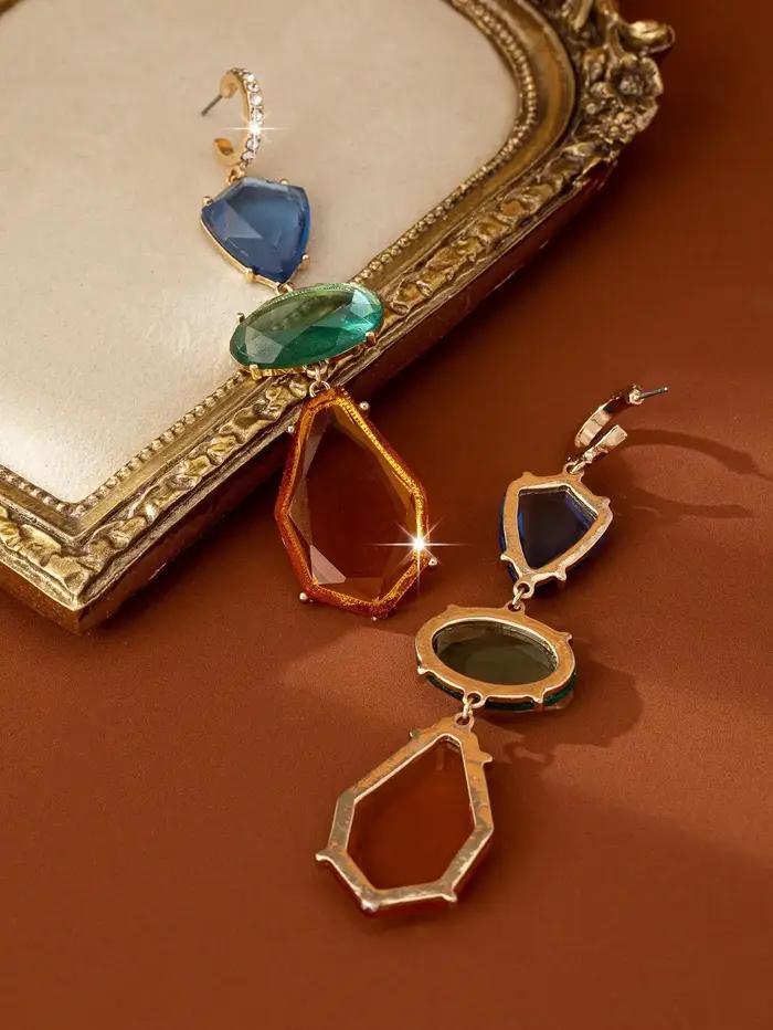 Une paire de boucles d'oreilles de luxe légères