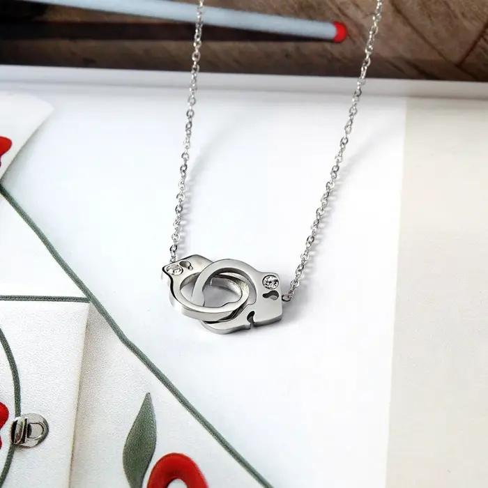 Nouvel Arrivage Collier Pendentif Femme en Acier Titane de Haute Qualité avec Motif Menottes et Cristaux Incrustés