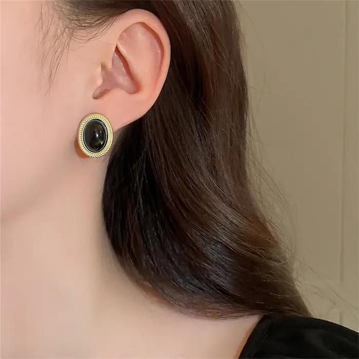 Nouvelles Boucles d'Oreilles Clous Ovales Noires en Métal Doré Style Rétro 2026 pour Femmes – Design Avancé