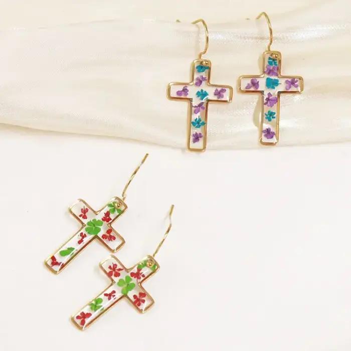 Boucles d'oreilles en résine époxy avec fleurs pressées de la série The Cross