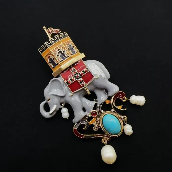 Tendances de la mode : Broche éléphant et collier double usage, style rétro, élégance littéraire et