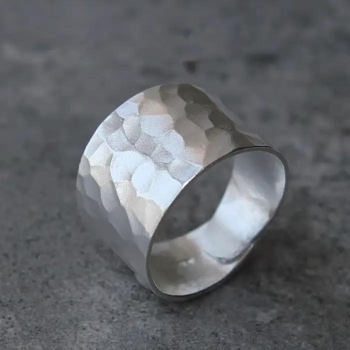 Bague originale en argent 925 avec motif de marteau large
