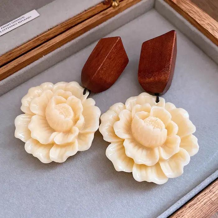 Boucles d'oreilles pendantes en résine de bois et fleurs