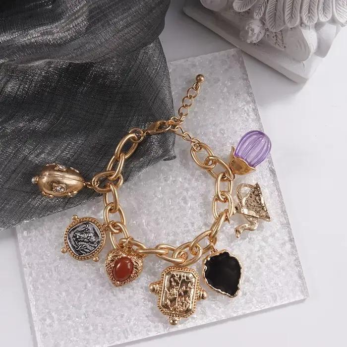 Bracelet à breloques dorées