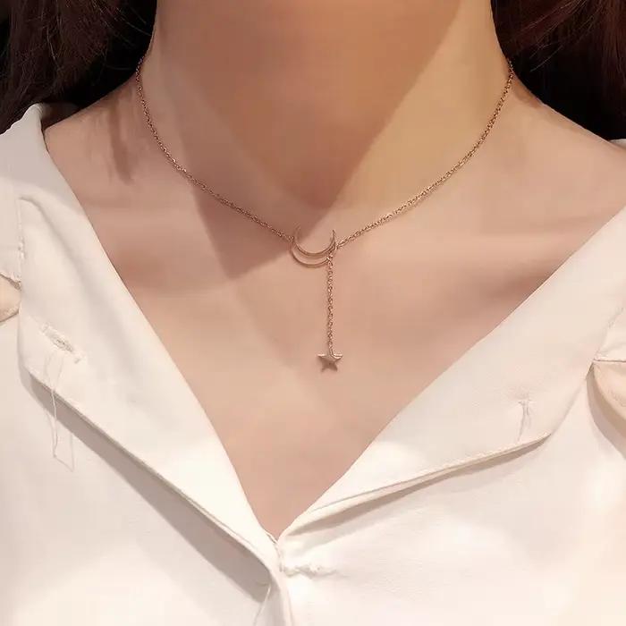 Nouveau Simple lune étoile pendentif collier ras du cou