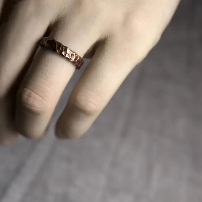 Bague Tibétaine en Cuivre Massif Battue à la Main