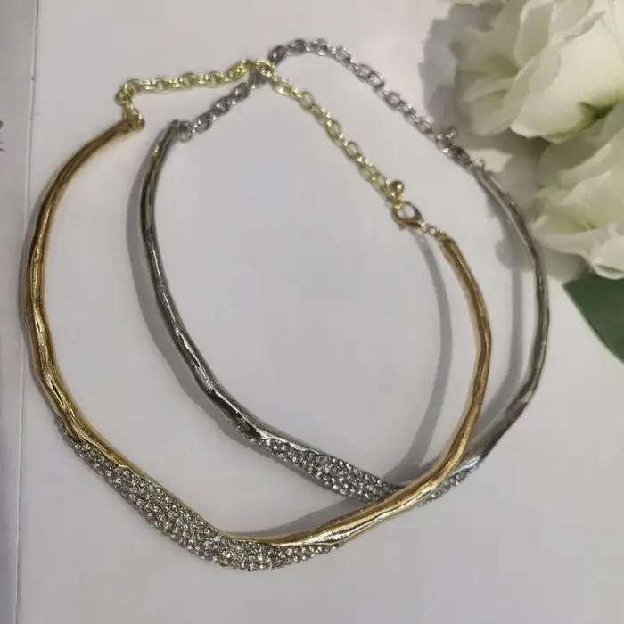 Bijoux modernes Design européen et américain en verre avec collier irrégulier en métal pour femmes