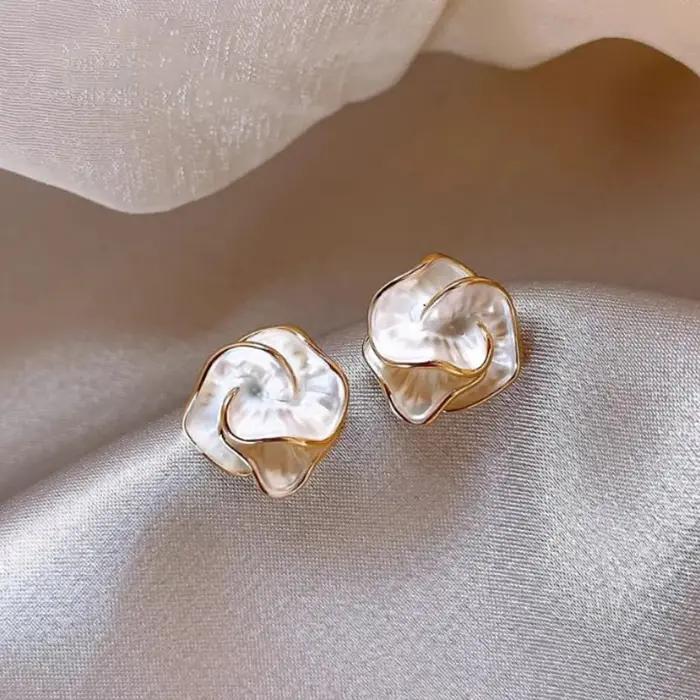 Boucles d'oreilles délicates en forme de camélia pour femmes