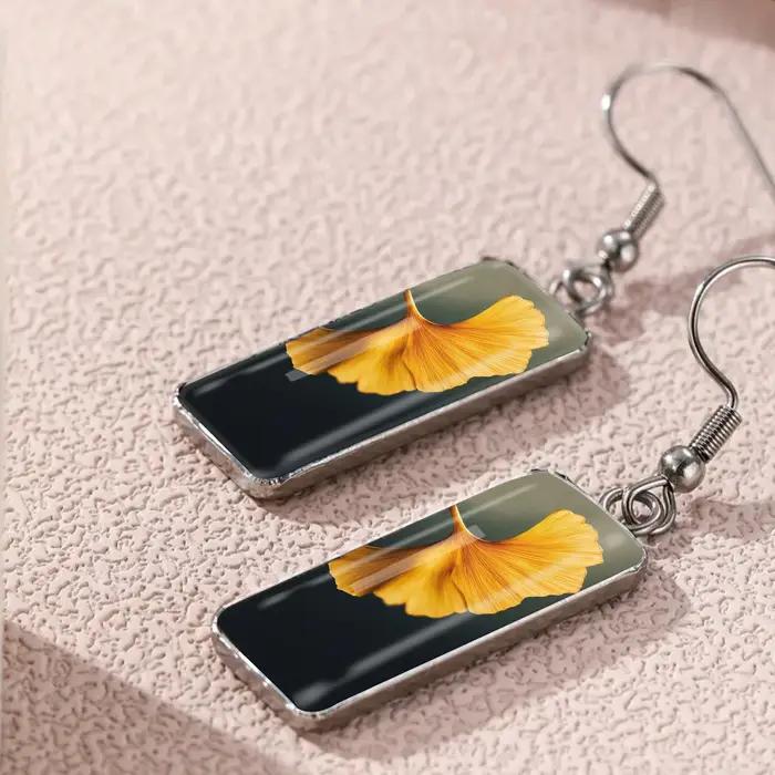 1 paire de boucles d'oreilles à motif de feuilles de Ginkgo de couleur dorée avec verre convexe et crochets longs en