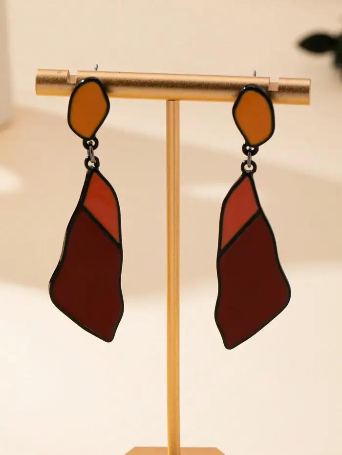 Une paire de boucles d'oreilles noires pour femmes avec un style tendance