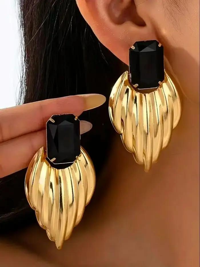 Une paire de boucles d'oreilles pour femmes de style métal arabe, à la mode, sexy et polyvalentes