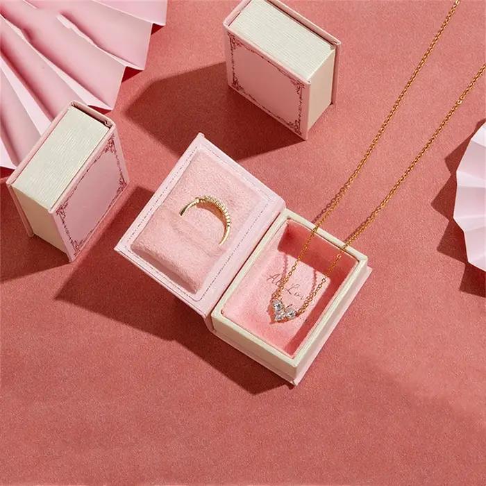 Boîte de rangement et d'affichage de bijoux en forme de livre avec couvercle rabattable pour rangement et affichage de bague, boucles d'oreilles, collier et pendentif occasions spéciales voyage élégant