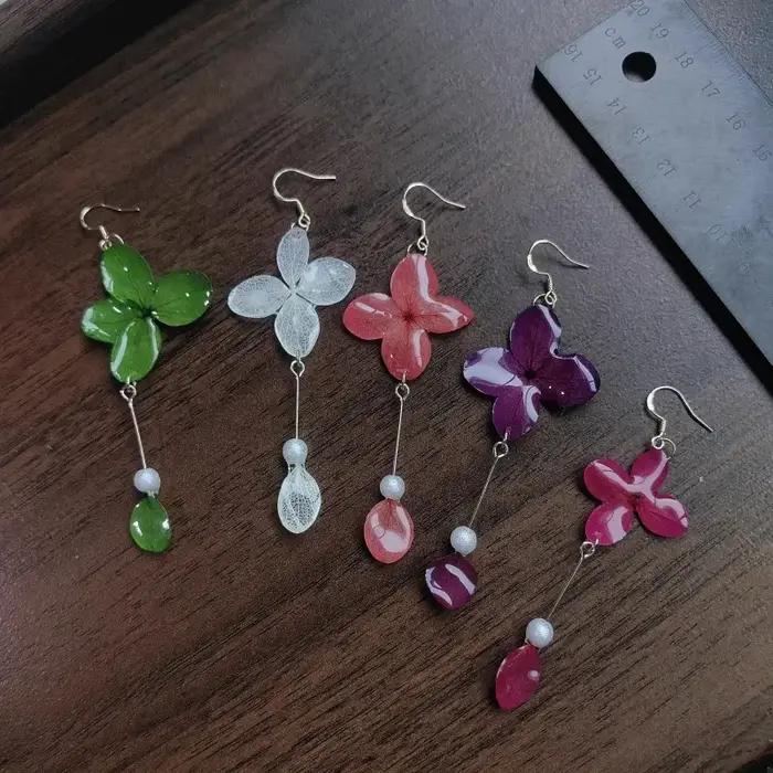 Boucles d'oreilles élégantes en fleurs naturellement préservées hortensias pressés résine époxy pour femmes occasions spéciales