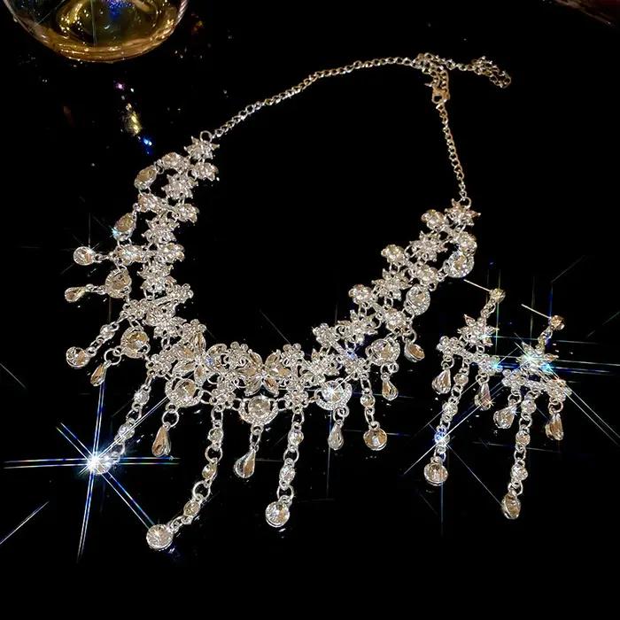 Collier ajouré orné de diamants avec pampilles