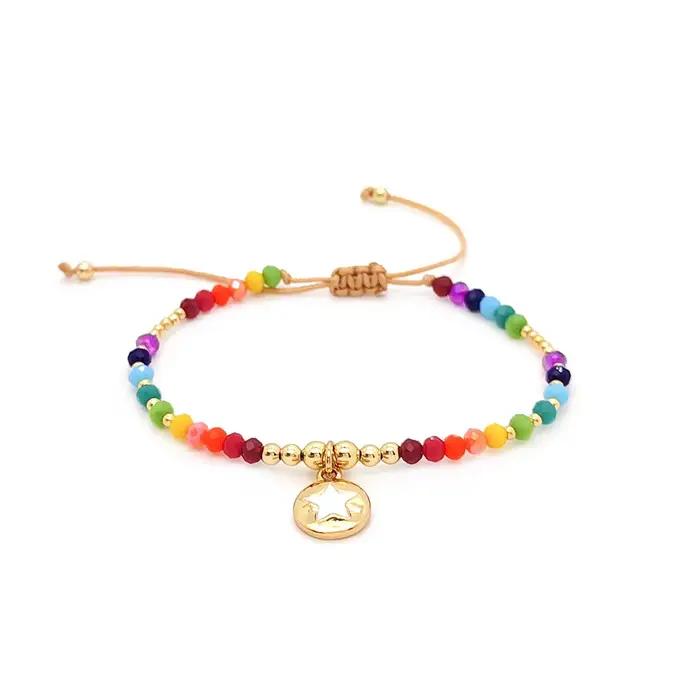 Bracelet en perles d'arc-en-ciel avec breloque cœur en cuivre plaqué or pour femmes occassions spéciales romantique et élégant
