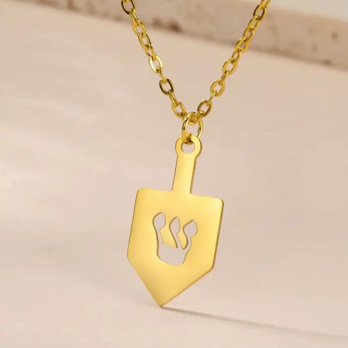 LIKGREAT Judaica hébreu pendentif collier en acier inoxydable bijoux juifs Hei nonne Shin Gimel Dreidel femmes accessoires de fête Hannu