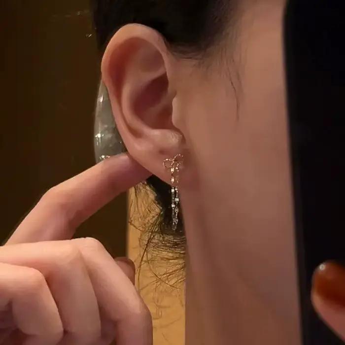 Boucles d'oreilles à pompons dorés 2026 – Design minimaliste, bijoux haut de gamme pour femme, style mode soirée, individualité mise en valeur