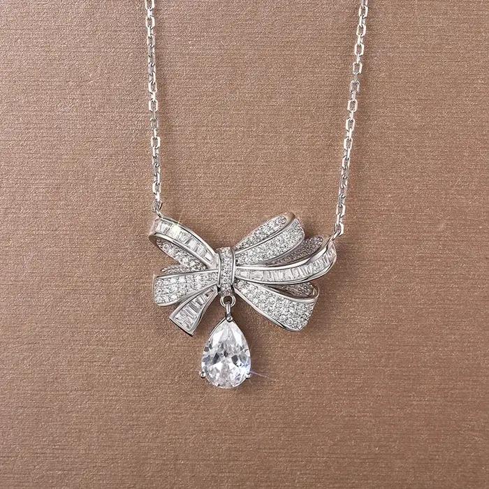 Collier pendentif nœud classique de luxe avec diamants brillants et moissanite