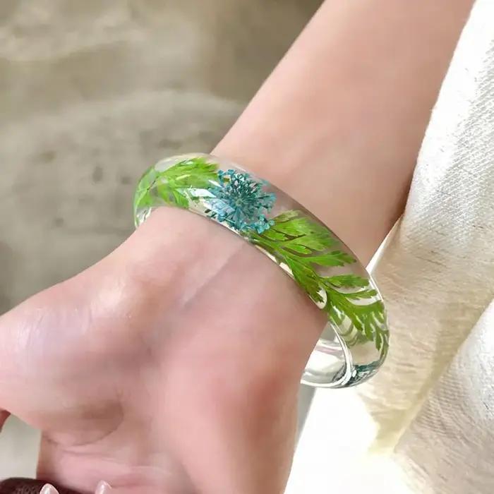 Bracelet manchette large et transparent en acrylique et résine