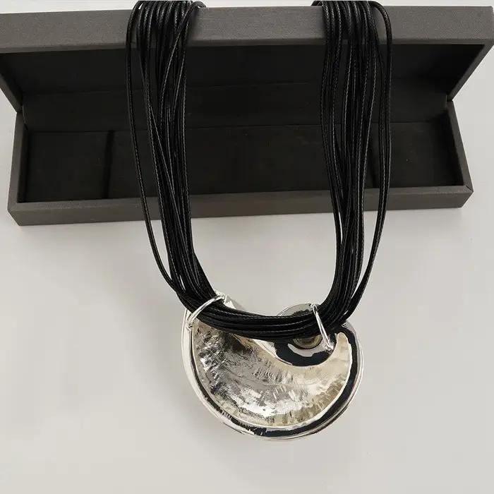 Collier européen et américain exagéré avec pendentif en conque en métal