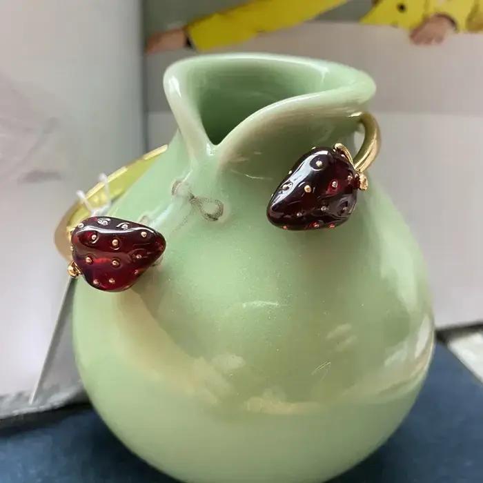 Bracelet de perles de fraises en résine rouge avec breloque abeille pour femmes occasions spéciales bijou romantique et mignon cadeau pastoral