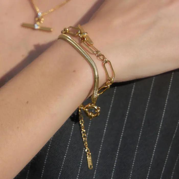 Bracelet à breloques en forme de T Zora Crystal pour femmes