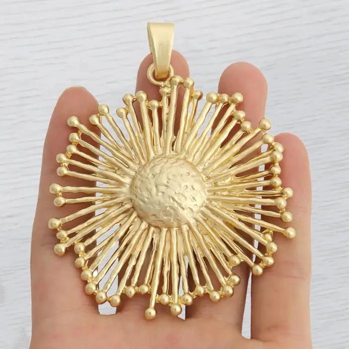 Grand pendentif tournesol couleur or mat