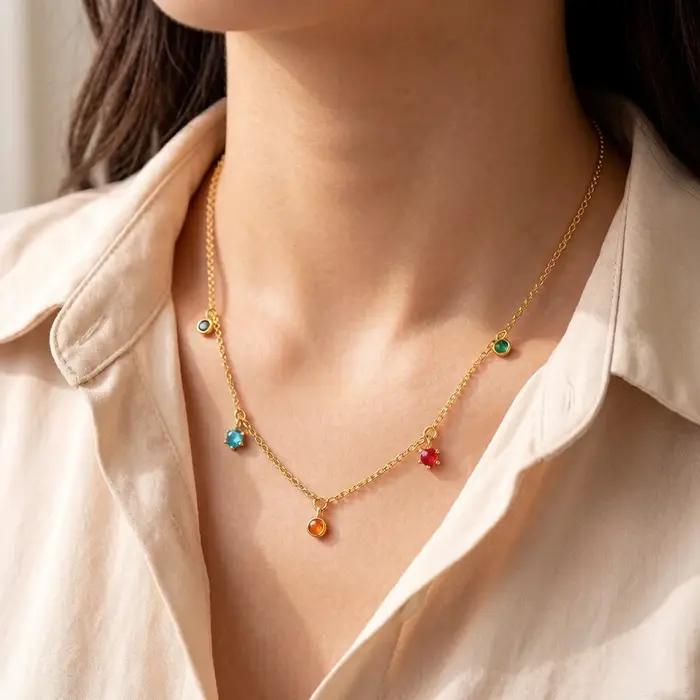 Collier en pierres colorées dorées avec chaîne de maillons en argent sterling 925 pour femmes occasions spéciales bohème elegant zirconium Blanc