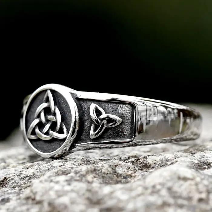Bague en acier inoxydable avec nœud de sorcière croix Wiccan nœud celtique pour femmes protection porte-bonheur bijoux occasions spéciales