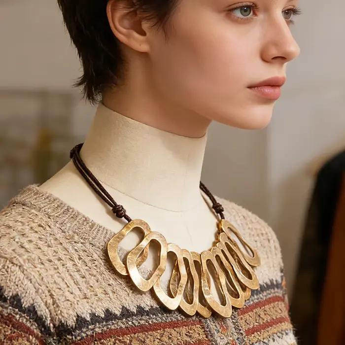 Collier bib minimaliste à motif vague