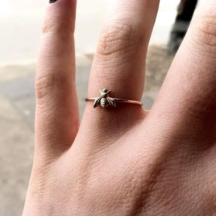 Bague empilable d'abeille remplie d'or 14K classique pour femmes pour soirées et occasions spéciales minimaliste et élégante à offrir