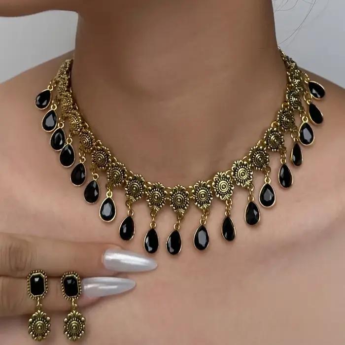 Ensemble collier et boucles d'oreilles en forme de goutte d'eau