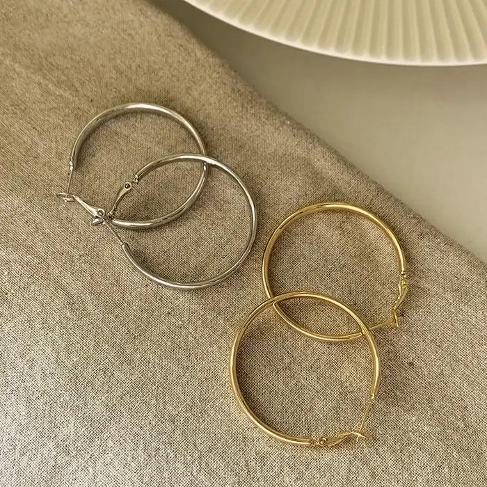 Grandes boucles d'oreilles plates à la mode pour femmes