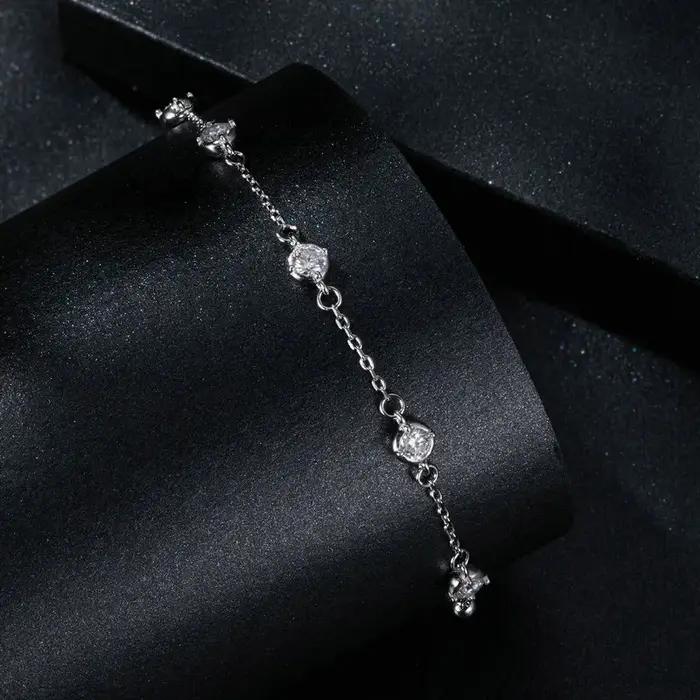 Bracelet en argent sterling 925 sertie de moissanites blanches pour femmes élégantes et sophistiquées occasions d'engagement et de célébration