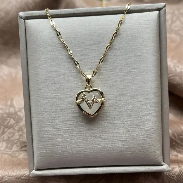 Collier avec Pendentif en Forme de Cœur en Verre Opale