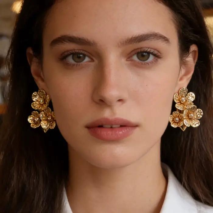 Boucles d'oreilles à fleurs dorées texturées opulentes, accessoire rétro audacieux pour robes formelles, hauts en soie, style avec une riche esthétique