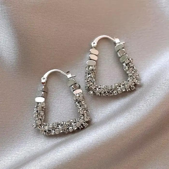 Conception du nouvel an: Micro ensemble géométrique irrégulier boucles d'oreilles en métal Zircon accessoires d'oreille de luxe pour les femmes en 2025 bijoux de mode