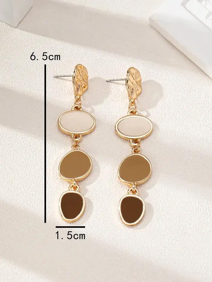 Une paire de boucles d'oreilles tendance et décontractées pour femmes