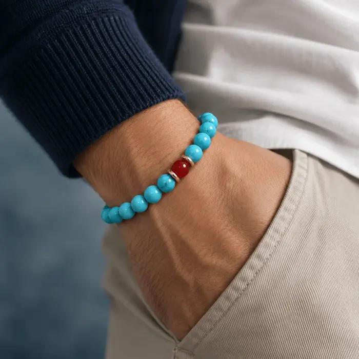 Un bracelet vintage de style bohème avec des perles rouges et vertes contrastées - parfait pour un usage quotidien