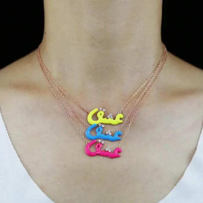 Collier avec lettres d'amour en émail néon arc-en-ciel coloré
