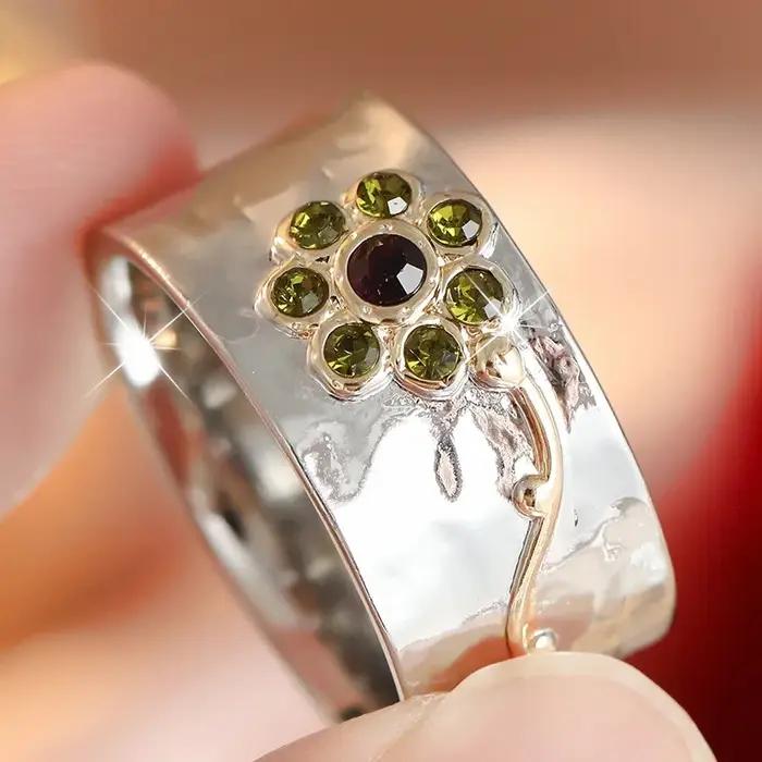 Bague pour femme avec incrustations de CZ rouge et vert