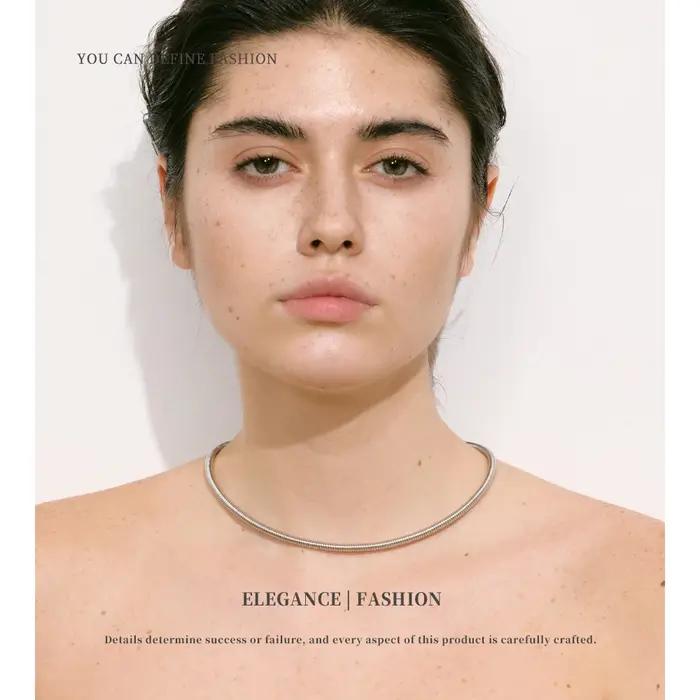 Collier en acier inoxydable avec plaque zircone cubique et plaquage or véritable pour femmes occasions spéciales et mode moderne