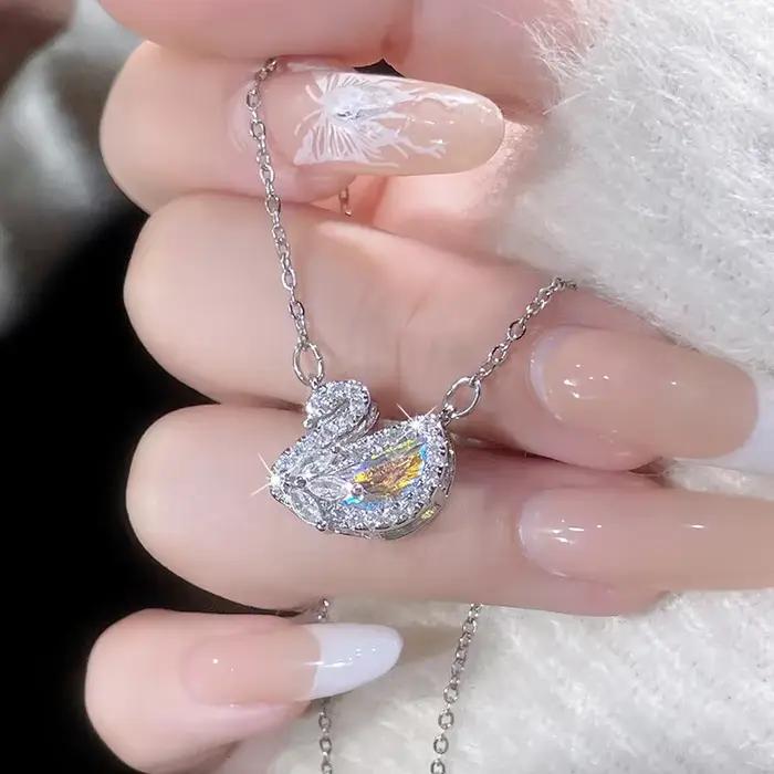 Collier pendentif cygne designer en argent sterling incrusté de zircons et cristaux colorés pour femmes élégantes occasions spéciales