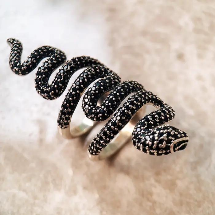 Bague serpent noire longue